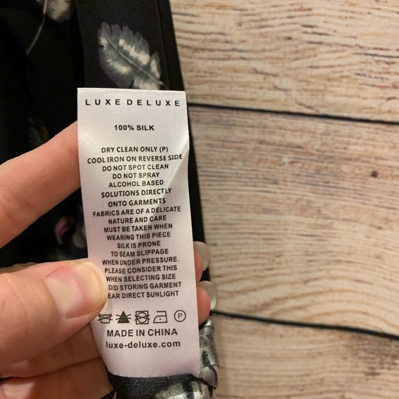 Luxe Deluxe Silk Toucan Sleeveless Blouse - Picture 8 of 8